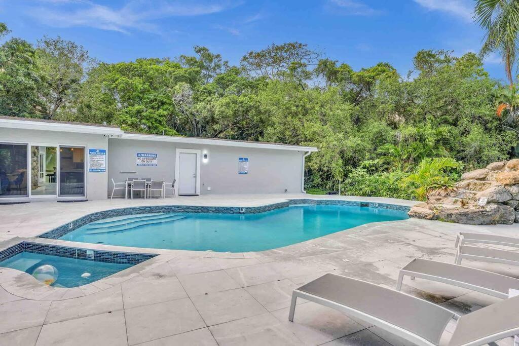 Rare Hidden Getaway Heated Pool 1.5 Acres! Sleeps 16 Villa Форт Лодърдейл Екстериор снимка