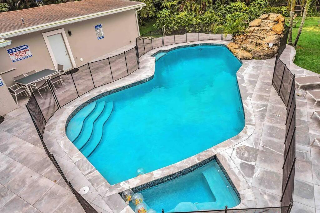 Rare Hidden Getaway Heated Pool 1.5 Acres! Sleeps 16 Villa Форт Лодърдейл Екстериор снимка