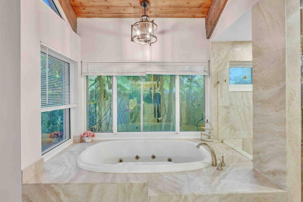 Rare Hidden Getaway Heated Pool 1.5 Acres! Sleeps 16 Villa Форт Лодърдейл Екстериор снимка